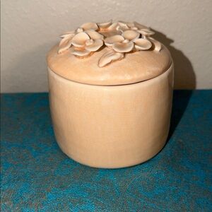 ANTHROPOLOGIE Sculpture Garden Candle Ceramic Floral Honeysuckle Fields Scent